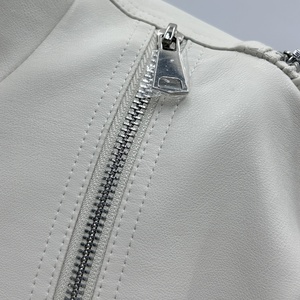 Veste en cuir PU tendance pour femmes, <span class=keywords><strong>beige</strong></span>, coupe courte, coupe-vent avec poches zippées, veste en cuir directement de l'usine - Product Image 2