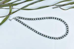 Collar de Perlas de Plata de Ley de 8 mm Hecho a Mano por MBR GEMS & JEWELRY, Collar Elegante de 16 Pulgadas de Largo, Unisex, para Aniversario - Product Image 4