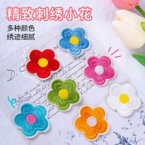 Patch brodé thermocollant/autocollant mini 2,1 cm motif fleur mignon pour étiquette de bagage et décoration de sac - Product Image 4