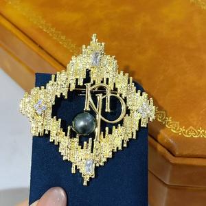 Broche de Letra con Simetría Geométrica, Diseño Cuadrado, Estilo Tahitiano, Decoración Floral para el Pecho, Venta al por Mayor y al Detal - Product Image 2