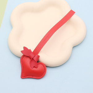 Llavero de Cuero PU con Forma de Corazón, Adorno para Bolso, Colgante Universal para Bolso de Mano, Bolso de Hombro o Bolso Tote - Product Image 5