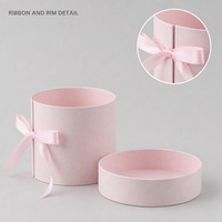 Boîte cadeau cylindrique rose clair avec couvercle séparé et détail ruban pour accessoires de beauté et bijoux, vente au détail et en gros