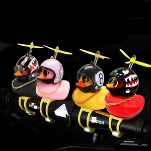 Accessoires de moto Canard jaune avec casque pour vélo sans lumières Accessoires de voiture automatique Canard dans la voiture Décoration intérieure de voiture - Product Image 4