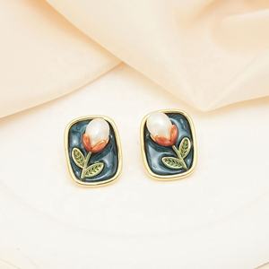 Boucles d'oreilles clous en forme de fleur de lys en perles d'eau douce de style chinois exquis, design haut de gamme 'goutte d'huile' pour femmes - Product Image 5