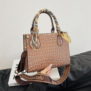 Sacs à main à poignée supérieure avec écharpe Sacs fourre-tout carrés de créateur avec larges bretelles Sacs à main pour femmes - Product Image 1