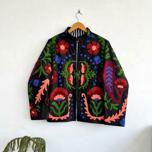 Chaqueta Suzani Negra de Lujo con Bordado Floral Multicolor, Manga Larga, Cuello Alto, Estilo Boho, Ropa Exterior de Otoño para Mujer - Product Image 1
