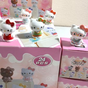 KT Cat Figurines d'animaux en résine mignonnes, Boîte mystère, Ornements créatifs, Figurine chat style Little Red Book, Vente en gros - Product Image 3