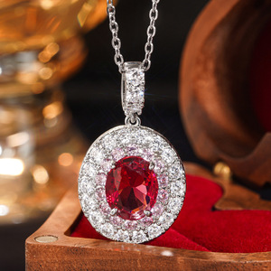 Collana con Ciondolo in Pietra Rossa per Donne, Elegante Gioiello Scintillante con Charm Incastonato, Ideale per Uso Quotidiano e Regalo - Product Image 3