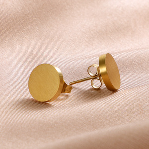 Boucles d'oreilles rondes plates en acier inoxydable <span class=keywords><strong>plaqué</strong></span> <span class=keywords><strong>or</strong></span> 18 carats à sublimation gravable sans ternissement - Product Image 2