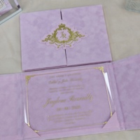 Pochette d'invitation pliante en velours lavande avec monogramme personnalisé en acrylique couronne dorée pour Quinceañera, Sweet 15, et invitation de mariage de luxe