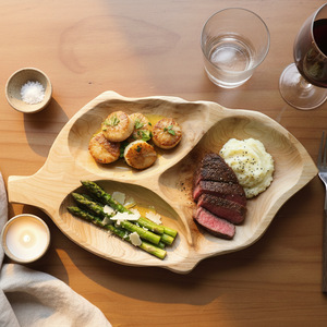 Bandeja de Madera de Cedro Sólido Hecha a Mano, Plato de Servir Compartimentado, Estilo de Madera Natural, Plato Multiusos con Forma de Hoja - Product Image 1