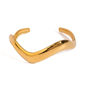 Bracelet en acier titane de style européen et américain, plaqué or 18 carats, surface polie en forme de vague, bijoux unisexes - Product Image 1