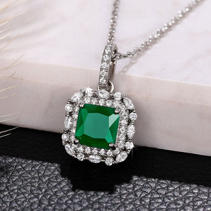 Collana con ciondolo irregolare verde per donna, catena da collo alla moda in stile esotico - Product Image 1