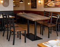 Ensemble de mobilier de bar très demandé : table et chaises en fer avec plateau en bois, chaises de restaurant en bois PU pour bistro et restauration rapide