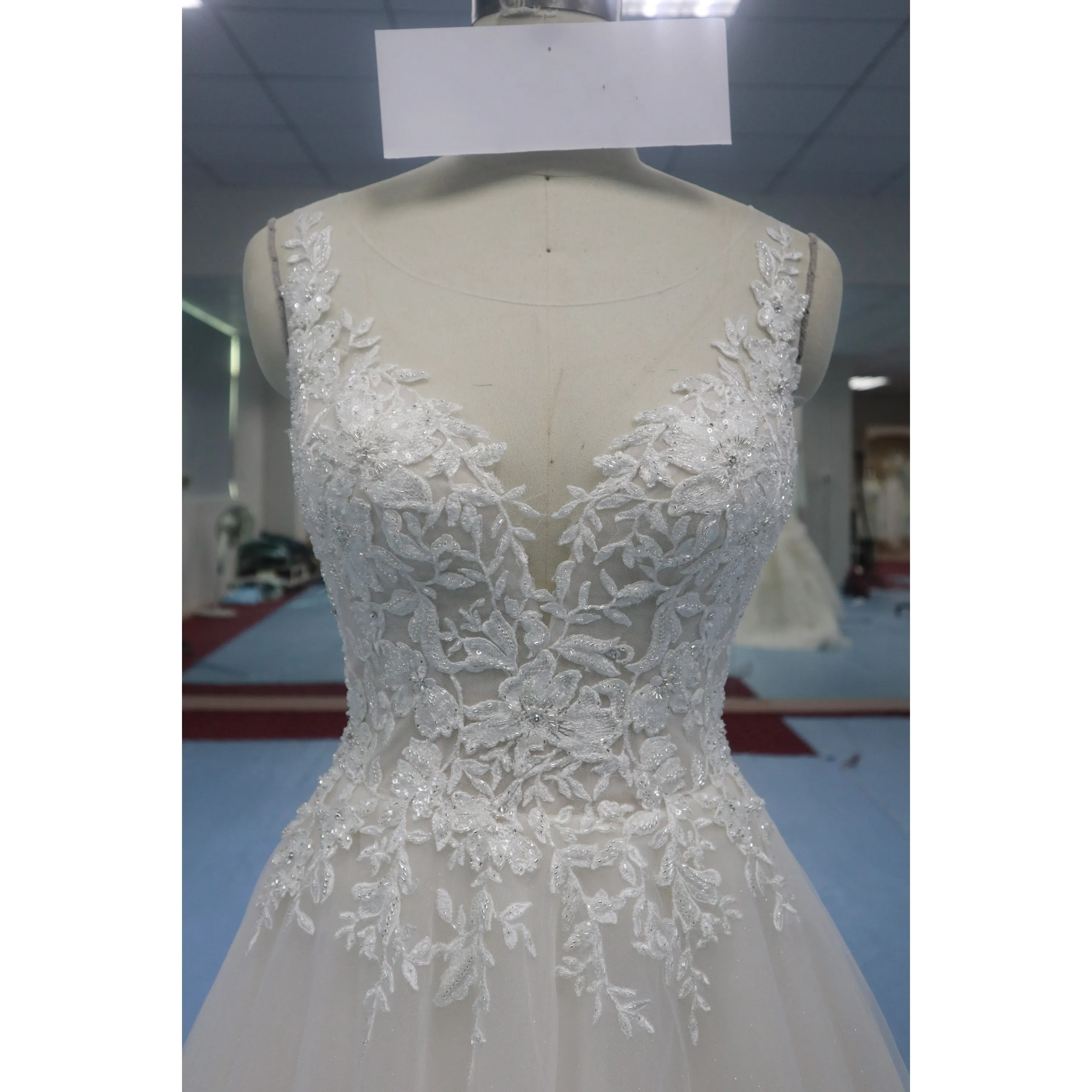 Spring 2022 sheer lightweight wedding dress simple lace v-neck travel small tail soft yarn show thin bridal wedding dress