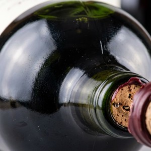 Bouteille de vin vide en verre vert antique avec bouchon naturel 750 ml Bordeaux Bourgogne pour spiritueux rouges et liqueurs - Product Image 3