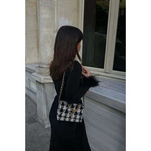 Chemisier chic noir Genji pour femmes, en satin tricoté à carreaux, avec décoration en dentelle vintage, col à nœud, style formel vintage pour l'automne et le printemps - Product Image 1