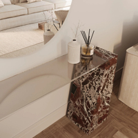 Table console contemporaine en marbre Calacatta avec plateau en verre, base pyramidale et piédestal en coin faceté pour couloir