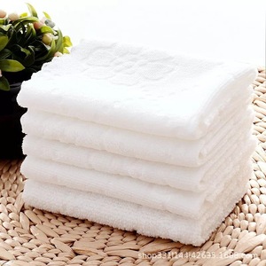 Fazzoletto in microfibra bianco piccolo quadrato usa e getta con <span class=keywords><strong>pizzo</strong></span> goffrato per asilo nido e hotel - Product Image 4