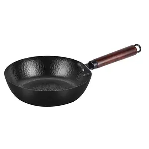 Venta caliente de fábrica Wok de hierro fundido negro Utensilios de cocina Sartén antiadherente Mango de madera sin recubrimiento Utensilios de cocina para el hogar