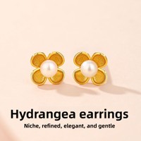 Vente en gros de boucles d'oreilles à clous en argent 925 plaqué or, motif trèfle à quatre feuilles, serties de perles d'eau douce, cadeau de mariage pour femmes