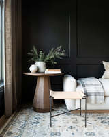 Table d'appoint contemporaine de luxe minimaliste en bois brun foncé avec plateau à panneaux facettés et base conique pour salon