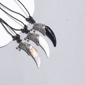 Collier Pendentif Amulette Dent de Loup Classique pour Hommes, avec Pointe en Forme de Dents de Loup, Bijou Porte-Bonheur, Tête de Loup Tressée sur Cordon Rétractable, Or Antique - Product Image 2