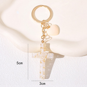 Vente en gros usine Nouveau style Européen/Américain Pendentif Cœur Croix en Résine Époxy Porte-clés Breloque pour Sac à Dos Femme Modèle Y053 - Product Image 2