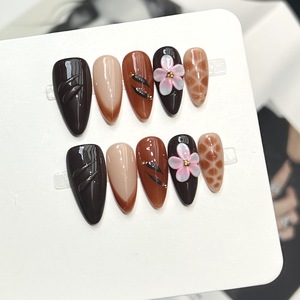 Ongles artificiels de haute qualité, courts, en forme d'amande, à motifs floraux, avec contraste de couleurs, à presser - Product Image 2