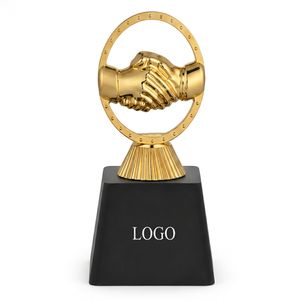 Trophée de poignée de main en métal moulé sous pression plaqué or POOJA GIFT CORPORATION, modèle 644, base noire, gravure de logo, portable - Product Image 1