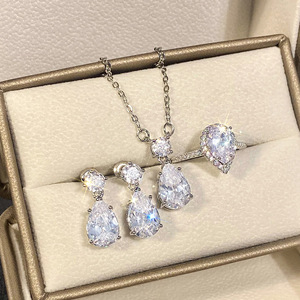 Set di Gioielli a Goccia per Donne, Elegante Collana e Orecchini Abbinati, Accessorio di Moda Quotidiana - Product Image 1