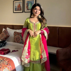 Costume Anarkali brodé vert avec dupatta rose, longueur au sol, vêtements traditionnels indiens et pakistanais pour femmes, en soie, pour mariage - Product Image 1