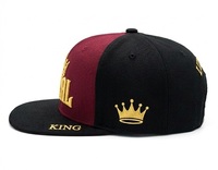 Casquette Snapback Classique 6 Panneaux Large Luxe Bicolore Bordeaux et Noir avec Broderie 3D Couronne Royale Dorée pour Street Hip Hop