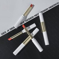 Op maat gemaakte logo groothandel ronde lege lippenstift tubes glanzende zeefdruk plastic cosmetische verpakking gouden basis