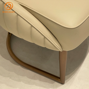 Taburete/Silla Tapizado Moderno de Lujo con Acabado de Cuero Curvo Envolvente y Base de Metal Oscuro, Taburete Decorativo Elegante - Product Image 5