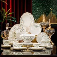 Exquisite Geschenkbox mit 60-teiligem Weißem Keramik-Geschirrset, Elegantes Blumendesign mit Goldverzierung, Teller und Schüsseln für Hochzeit und Einweihungsfeier