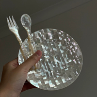 Assiette de service ronde décorative en mosaïque de coquillages irisés de luxe pour la maison et la restauration
