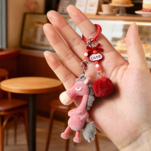 3Dぬいぐるみ動物おもちゃ、ポンポンボールチャーム付きフロッキーキーホルダー、フロッキング生地の漫画風馬のふわふわキーリング、子供向け新年プレゼント - Product Image 1