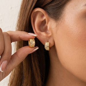 Boucles d'oreilles créoles dorées de style européen et américain, géométriques, rondes, serties de pierres, en alliage de cuivre, bijoux fantaisie, cadeau pour femme - Product Image 1