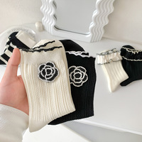 Chaussettes mi-mollet respirantes en dentelle pour femme Lolita, tricotées, taille unique, motif floral camélia, noir et blanc, style JK Stacks