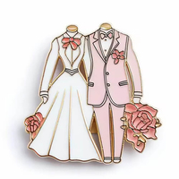 Pins en émail métallique personnalisés populaires en gros, badges de mariage, pins de revers, pins en émail souple pour anniversaire de mariage