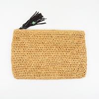 Pochette en raphia avec pompons en cuir doublure en toile de coton fermeture à glissière sur le dessus