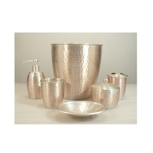 Juego de accesorios de baño de metal de 6 piezas para el hogar de lujo Juego de accesorios de baño decorativos - Product Image 1