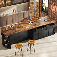 Meuble de cuisine rustique en noyer avec tiroirs de rangement, étagères ouvertes courbées, portes d'armoire noires, buffet autoportant