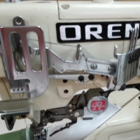 Machine à coudre industrielle à grande vitesse à trois aiguilles et cinq fils avec moteur, vendue en ensemble avec table et support RN9200-A