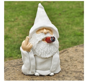 Decorazioni per Giardino, Divertente Scultura di Gnomo Fumatore, Statua di Gnomo Mago Freddo, Ornamenti Artigianali, Gnomi Discreti per Giardino - Product Image 3