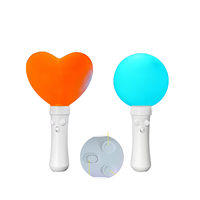 Bâton lumineux LED portable à piles pour fêtes, avec logo imprimé, en tube de plastique PETG + ABS, pour clubs Kpop et animations.