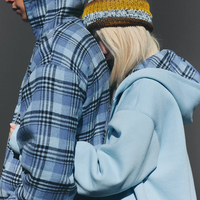 Sudadera con capucha reversible personalizada con cremallera completa, de forro polar de doble cara, con estampado a cuadros y liso, bolsillo canguro y puños acanalados, estilo casual urbano, al por mayor