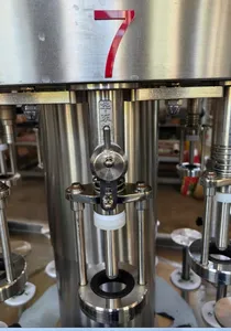 त्वरित धुलाई और बोतल भरने की प्रक्रिया के लिए कुशल वाइन प्रेस क्लैंप भरने की मशीन