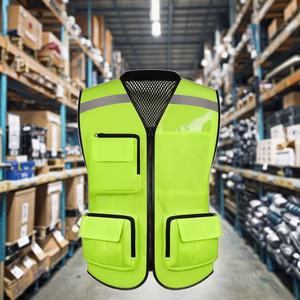 Gilet de sécurité réfléchissant à haute visibilité avec fermeture éclair, sangle, maille respirante, plusieurs poches et logo personnalisable sur le dos - Product Image 1